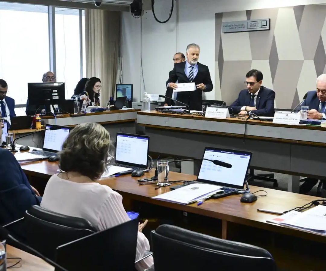 CCJ do Senado aprova PEC que acaba com jornada 6x1