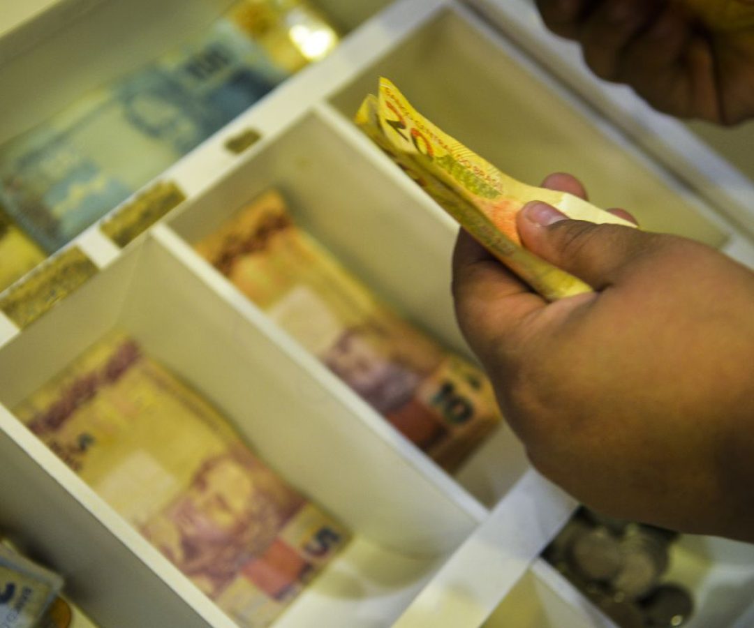 Trabalhadores nascidos em novembro e dezembro recebem abono salarial