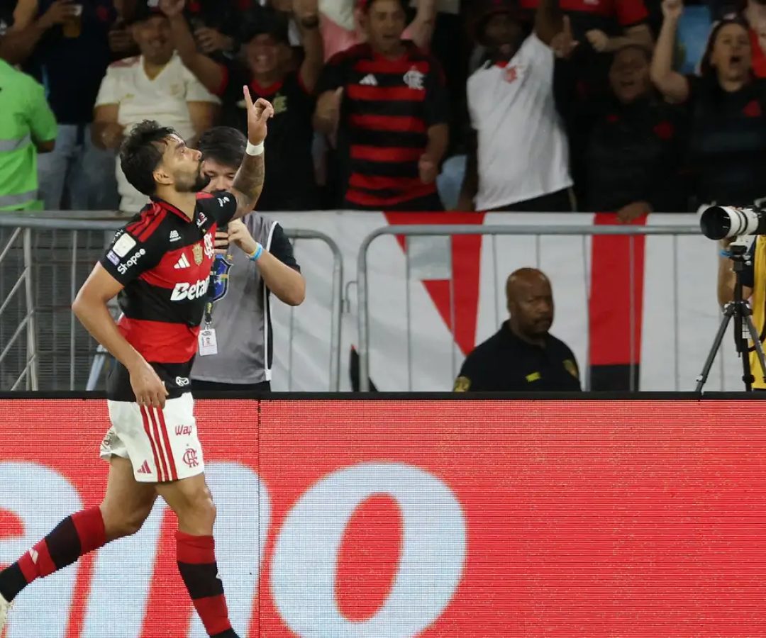 Flamengo vence e fica a um ponto do Palmeiras, líder do Brasileirão