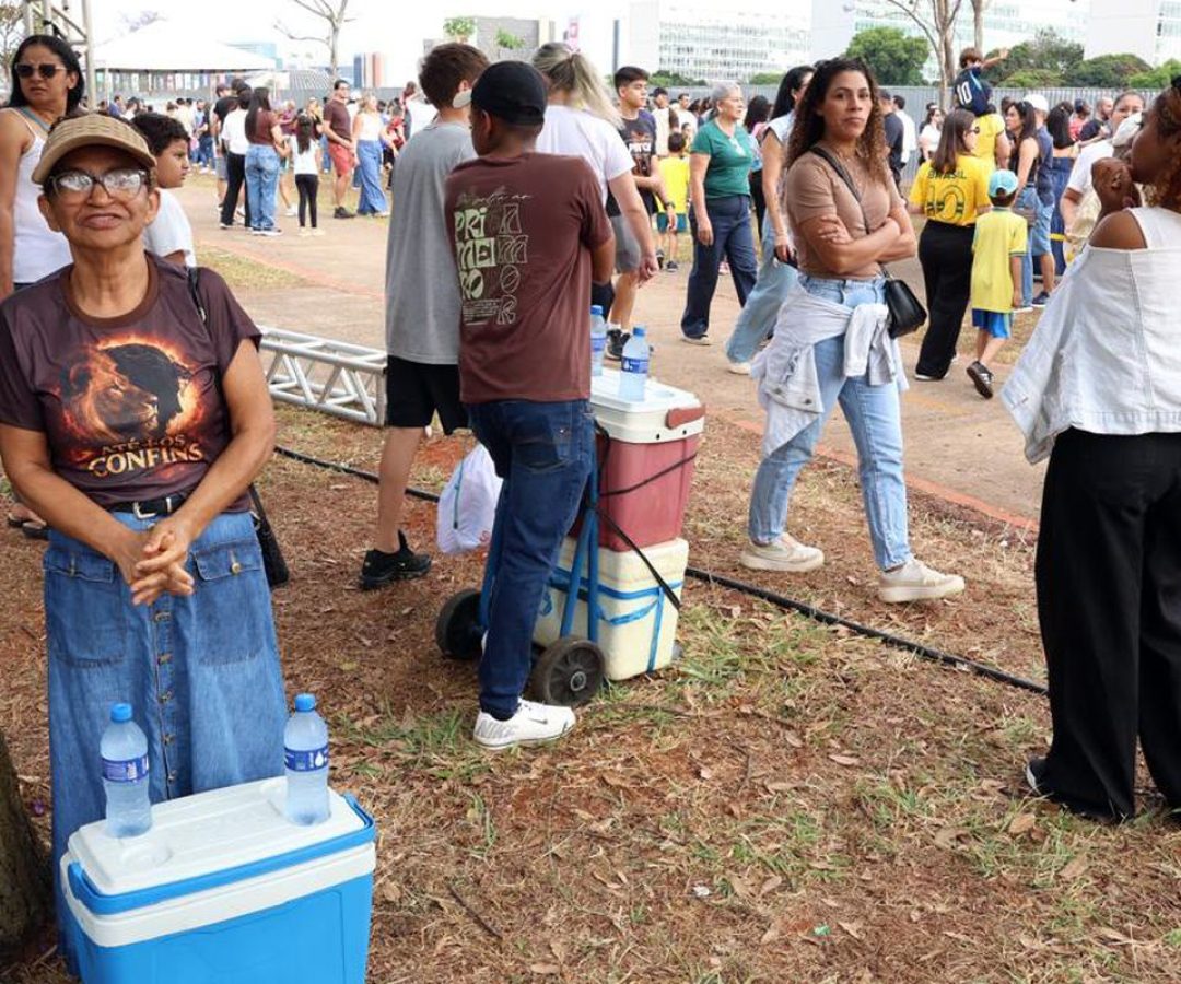 Ambulantes "desfilam" no 7 de Setembro em busca de sustento